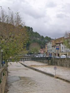 La Calavon en crue dans la traversée d'Apt 