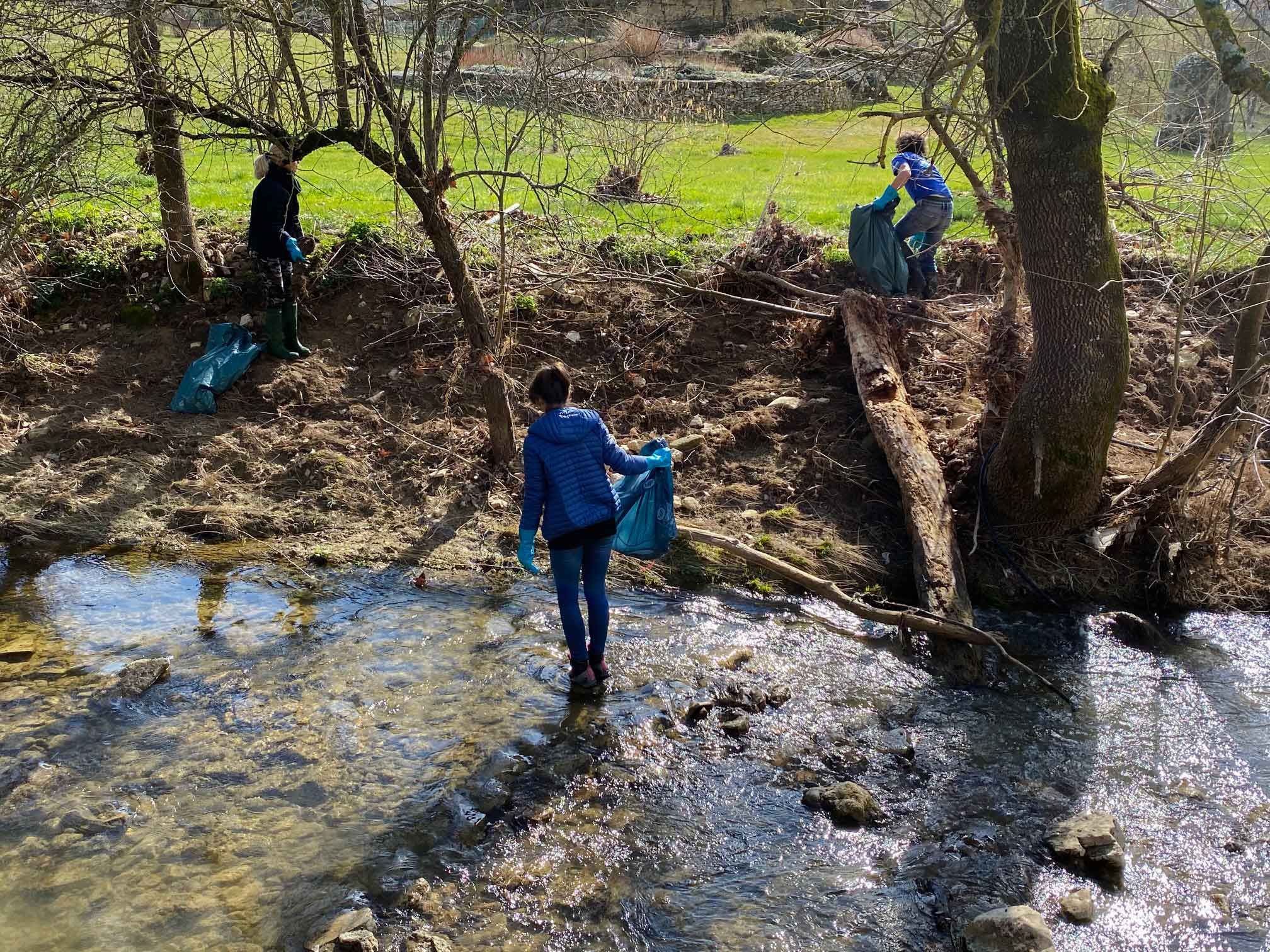 Céreste : Les jeunes organisent une opération rivière propre