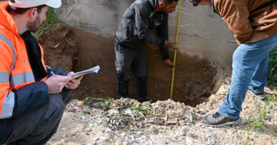 Des reconnaissances géotechniques sont actuellement en cours dans la traversée d'Apt. Ces sondages servent à vérifier la stabilité des murs de protection longeant le Calavon; et permettront au Syndicat de Rivière et à la ville d'Apt d'envisager, si besoin, des futurs travaux de confortement.