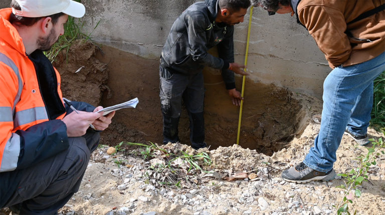 Des reconnaissances géotechniques sont actuellement en cours dans la traversée d'Apt. Ces sondages servent à vérifier la stabilité des murs de protection longeant le Calavon; et permettront au Syndicat de Rivière et à la ville d'Apt d'envisager, si besoin, des futurs travaux de confortement.