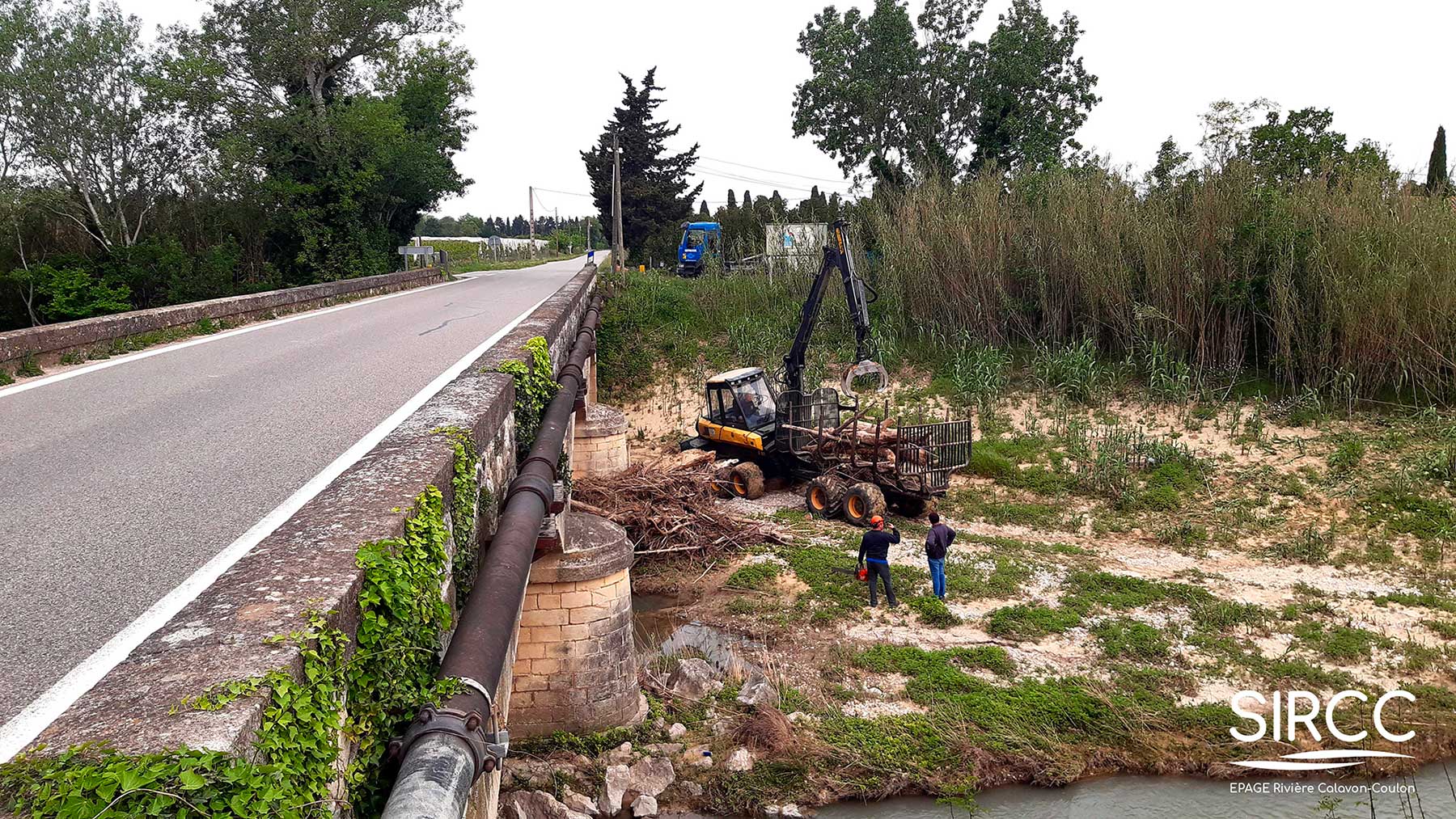Nous traitons actuellement un embâcle formé sur le pont de la RD98 (route des Vignières )