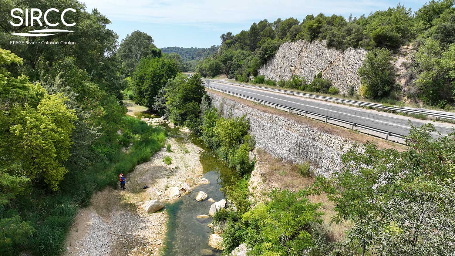 Dans le cadre de ses missions, le Syndicat de Rivière inspecte les ouvrages en bordure du Calavon-Coulon.